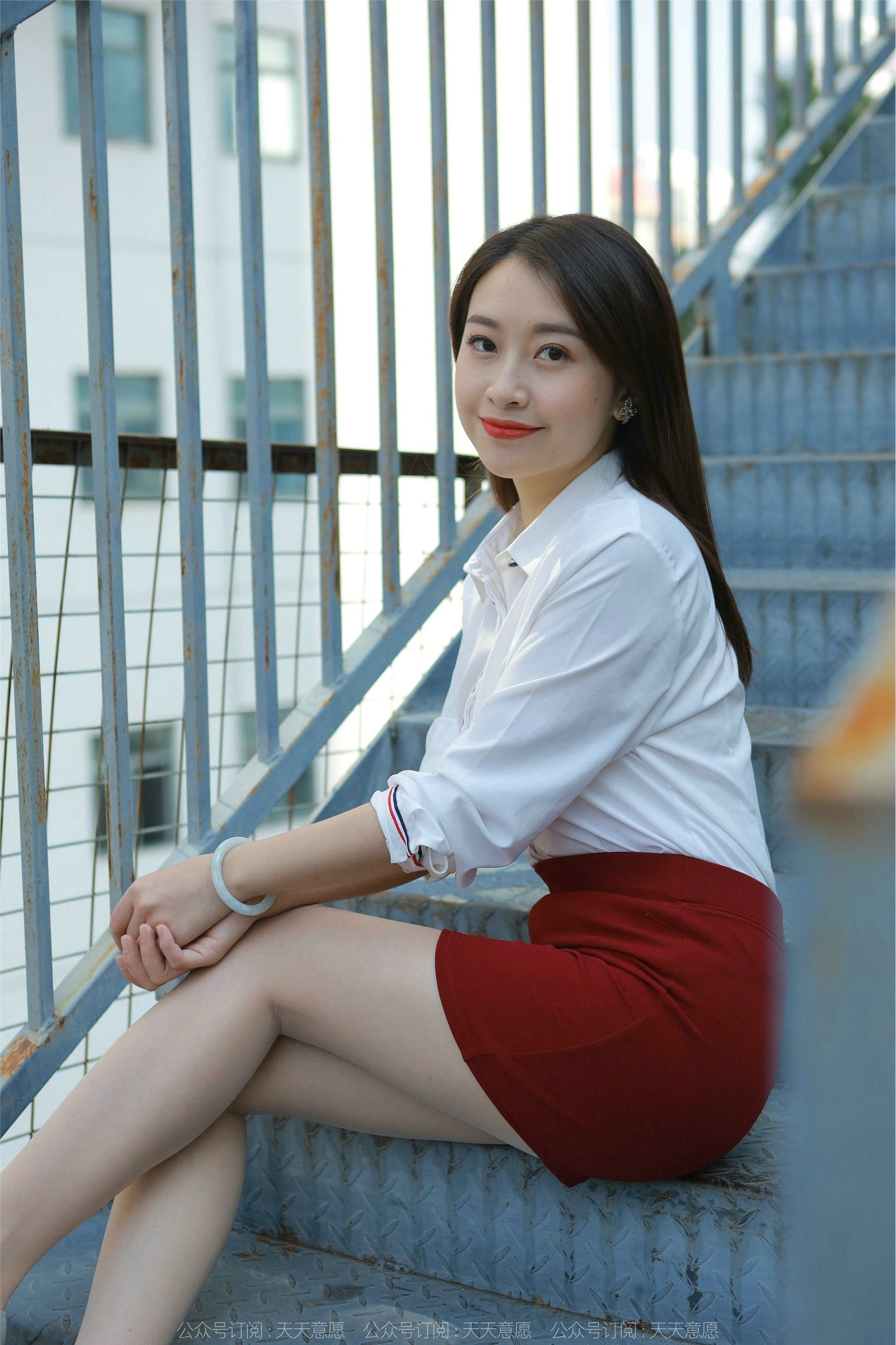 IESS异思趣向  2022.02.17 丝享家1006：小婕《性感红色包臀裙》